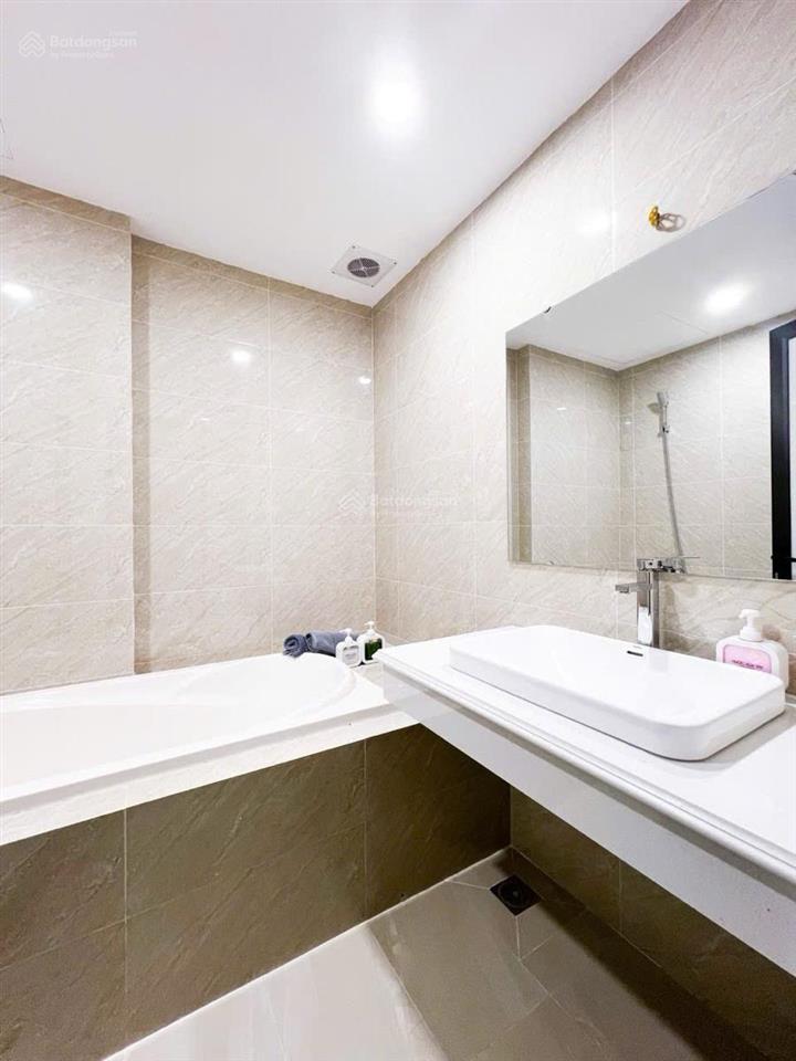 Bán nhà cầu giấy. 45m2 6 tầng mt 4m , nhà đẹp , ngõ rộng . cách phố 60m. giá 12,9 tỷ