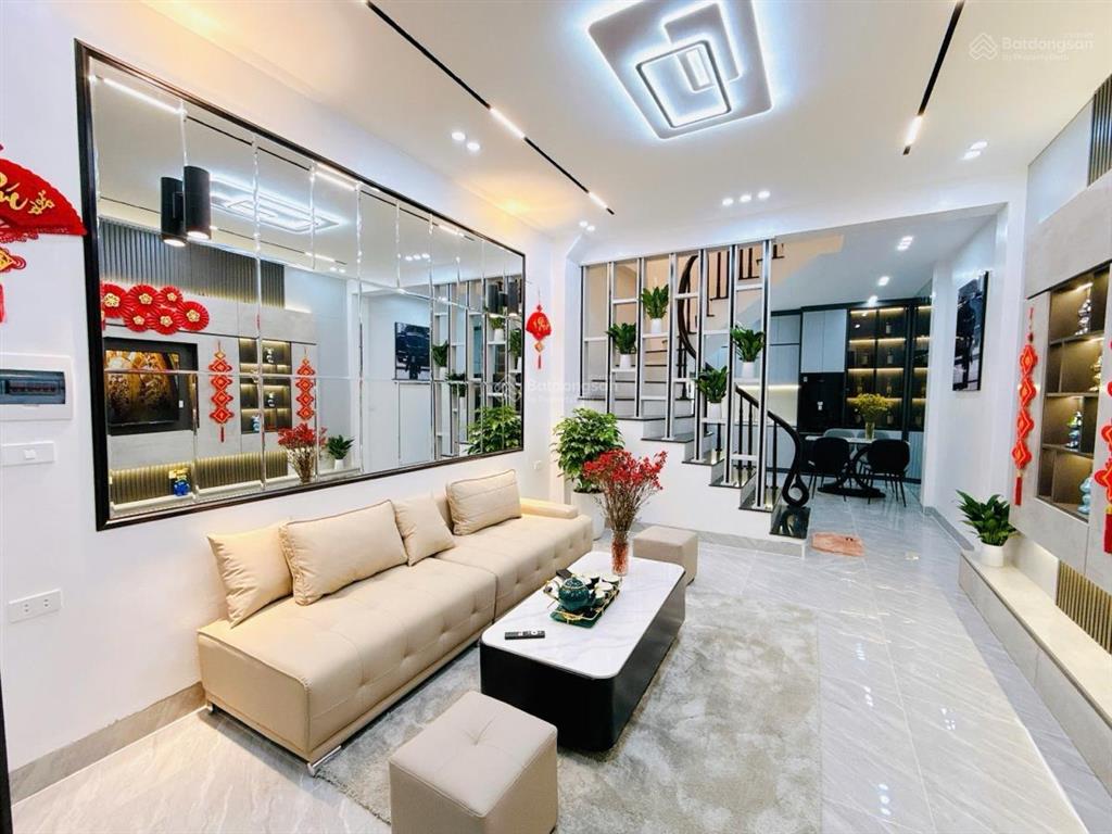 Bán nhà cầu giấy. 45m2 6 tầng mt 4m , nhà đẹp , ngõ rộng . cách phố 60m. giá 12,9 tỷ