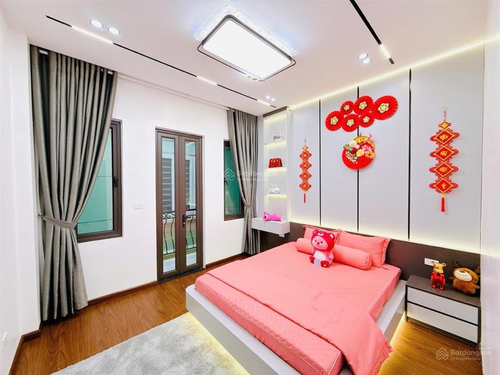 Bán nhà cầu giấy. 45m2 6 tầng mt 4m , nhà đẹp , ngõ rộng . cách phố 60m. giá 12,9 tỷ