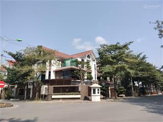Chính chủ cần bán gấp biệt thự khu đô thị thành phố giao lưu 272m2 x 2 thoáng, view hồ gía 109 tỷ.