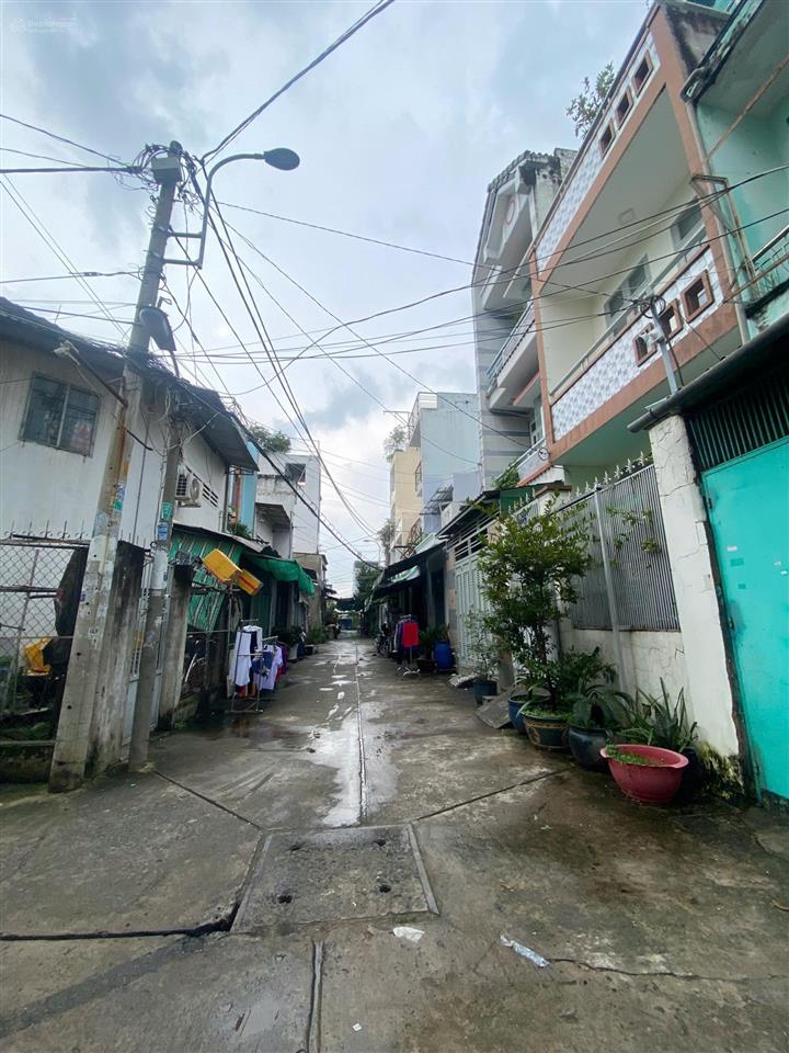 Bán nhà ngang 5m (lê văn quới)  dt 5m x21m  cấp 4 gác  giá 5,8 tỷ thương lượng. hẻm xe hơi 5m