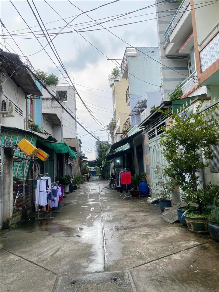 Bán nhà ngang 5m (lê văn quới)  dt 5m x21m  cấp 4 gác  giá 5,8 tỷ thương lượng. hẻm xe hơi 5m