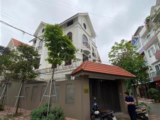 Cho thuê bt căn góc vạn phúc, hà đông. dt 230m, mt 12m, 4 tầng. thang máy. giá 40tr.  0987 190 ***
