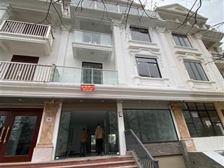 Cho thuê tầng 1  2 bt thành phố giao lưu phạm văn đồng. dt 170m2 có hầm mt 8m bđs vp giá 34tr/th