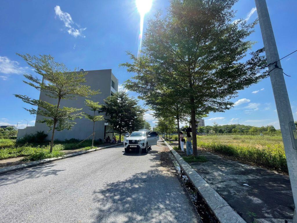 🔥BÁN GẤP ĐẤT PHÂN LÔ KĐT VĨNH YÊN CENTER CITY 100m MT5m hướng NAM giá 2,75 TỶ SỔ ĐỎ CC 0988296228