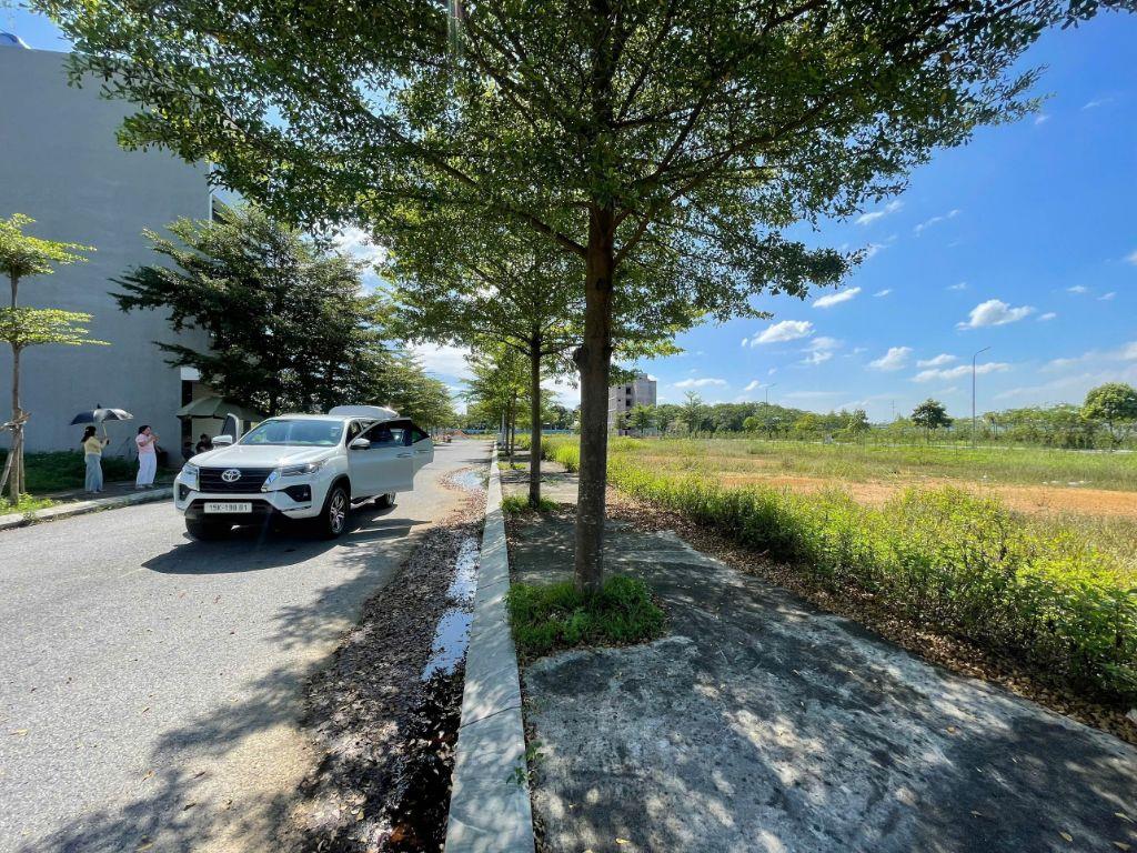 🔥BÁN GẤP ĐẤT PHÂN LÔ KĐT VĨNH YÊN CENTER CITY 100m MT5m hướng NAM giá 2,75 TỶ SỔ ĐỎ CC 0988296228