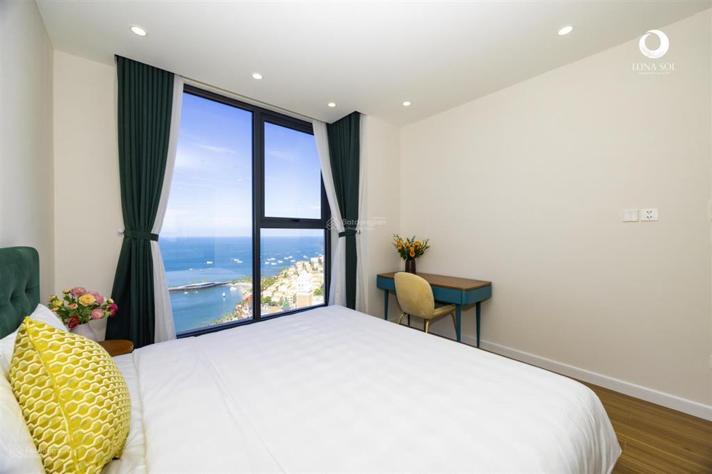 Bán gấp căn 2 ngủ sky tầng cao, view trực diện biển.  chính chủ 0947 981 ***