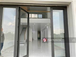Shophouse 4 tầng đường song hành, hoàn thiện sẵn có thang máy giá 26 tỷ. ở hoặc cho thuê được ngay