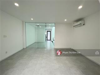 Nhà phố 1 trệt 3 lầu 4p  5wc hoàn thiện cơ bản giá thuê chỉ 25 triệu. phù hợp ở và làm văn phòng
