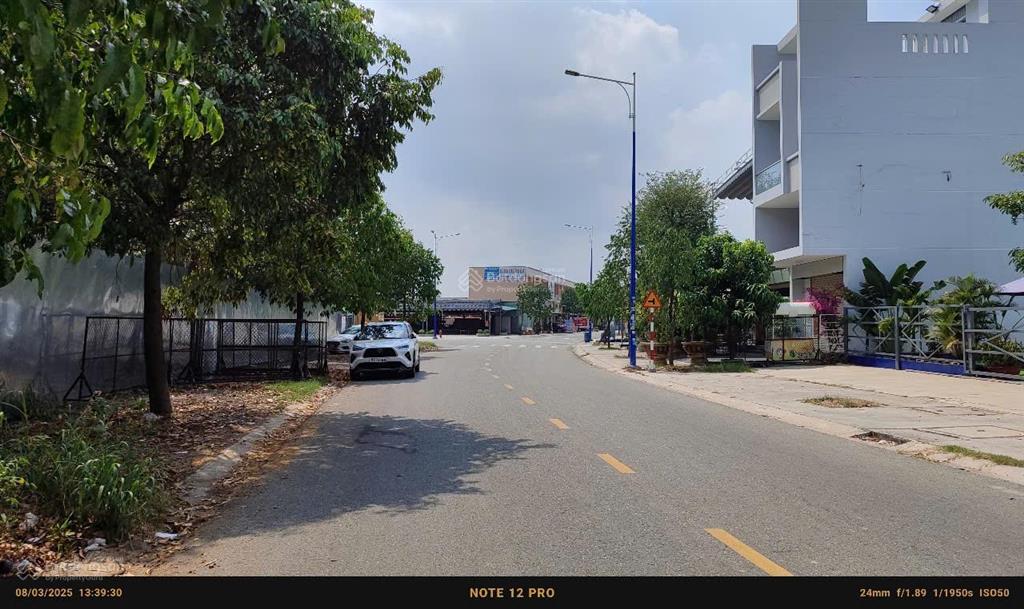 Bán lô đất 715m2 thổ cư 100% đối diện trung tâm thương mại, thành phố mới bình dương. 0934 823 ***