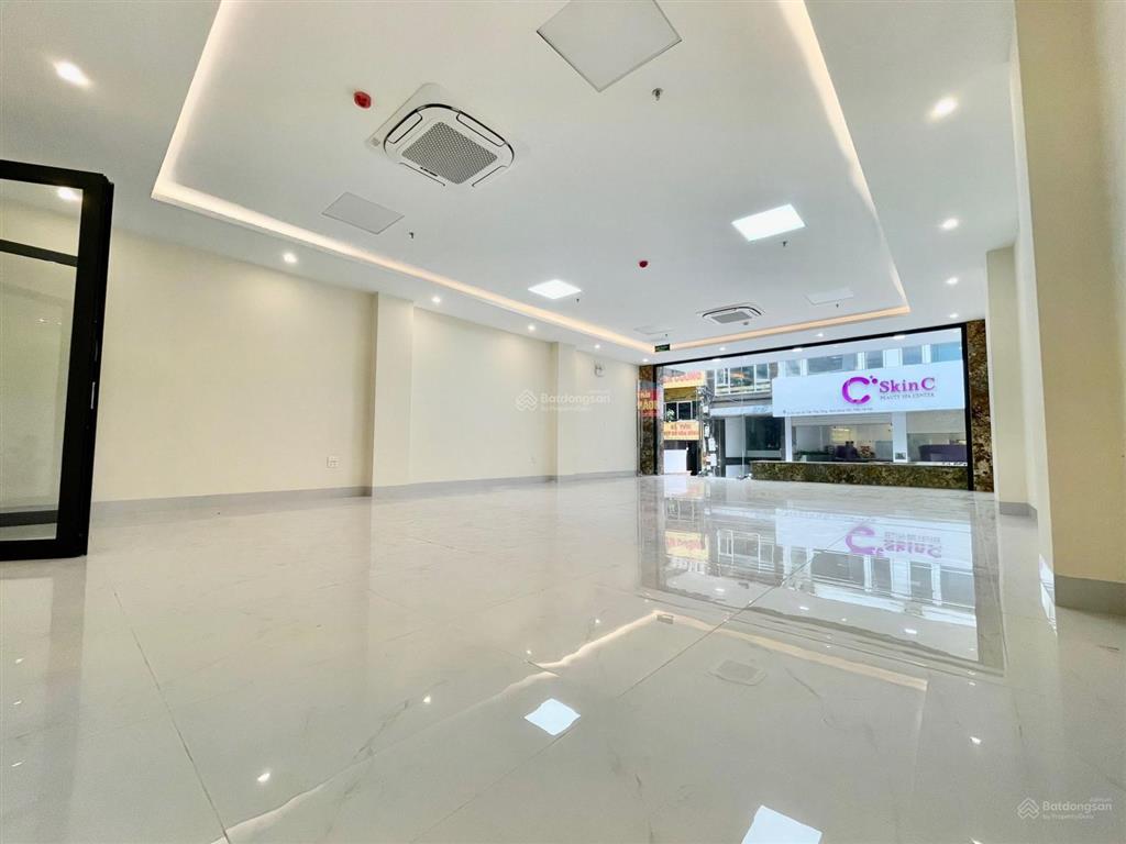 Cho thuê tòa nhà duy tân  trần thái tông 135m2 mt 6m 6t nổi 1 hầm thông sàn. giá 60 triệu/tháng