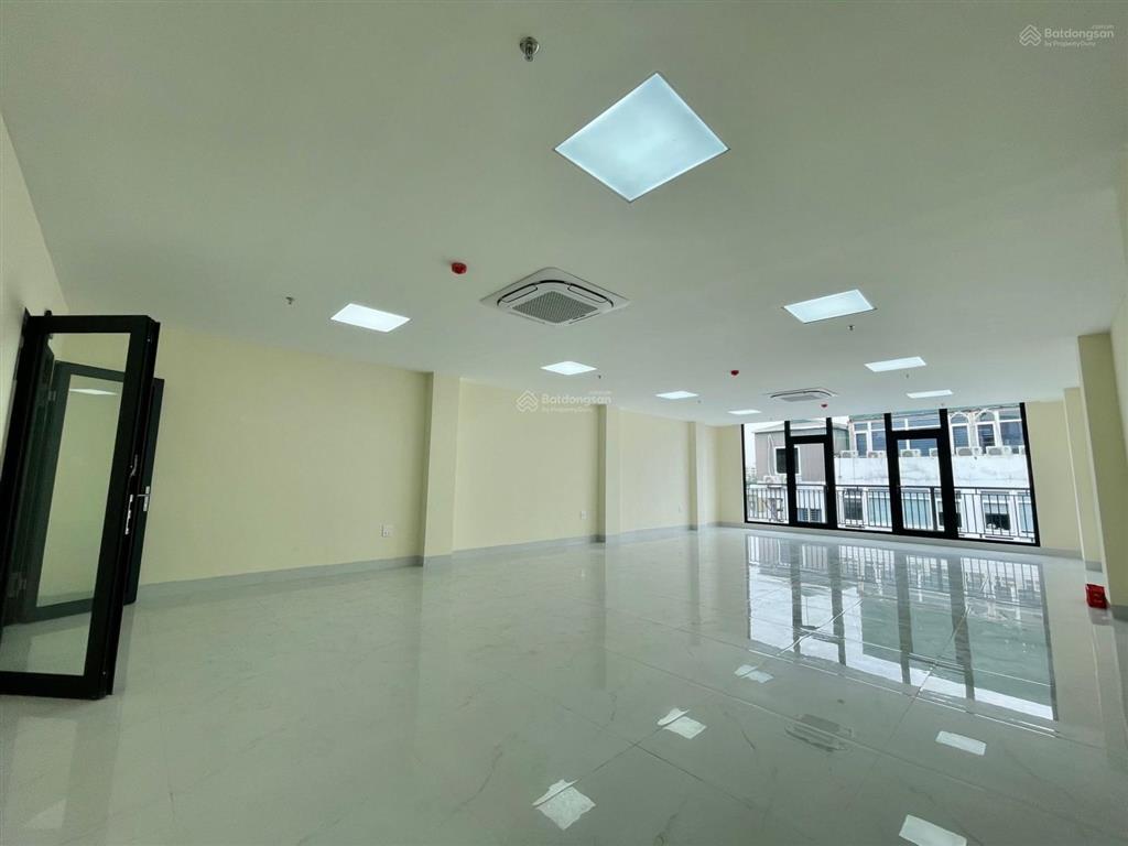 Cho thuê tòa nhà duy tân  trần thái tông 135m2 mt 6m 6t nổi 1 hầm thông sàn. giá 60 triệu/tháng