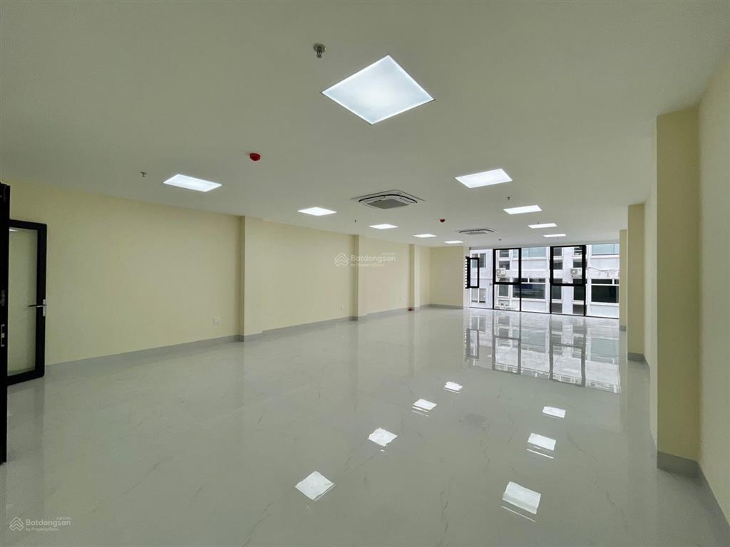 Cho thuê tòa nhà duy tân  trần thái tông 135m2 mt 6m 6t nổi 1 hầm thông sàn. giá 60 triệu/tháng