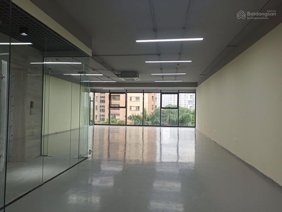 Cho thuê nhà phố hoàng quốc việt  cầu giấy, 70m2 x 7t, 1 tum, mt 6m2. thông sàn, thang máy. 35tr