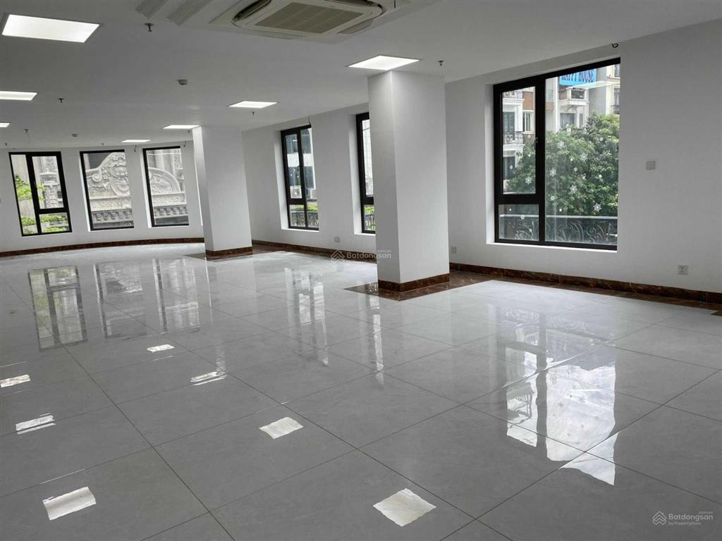 Cho thuê nhà hoàng văn thái  quận thanh xuân. 135m2, 8 tầng, 1 hầm, thông sàn, thang máy 70tr