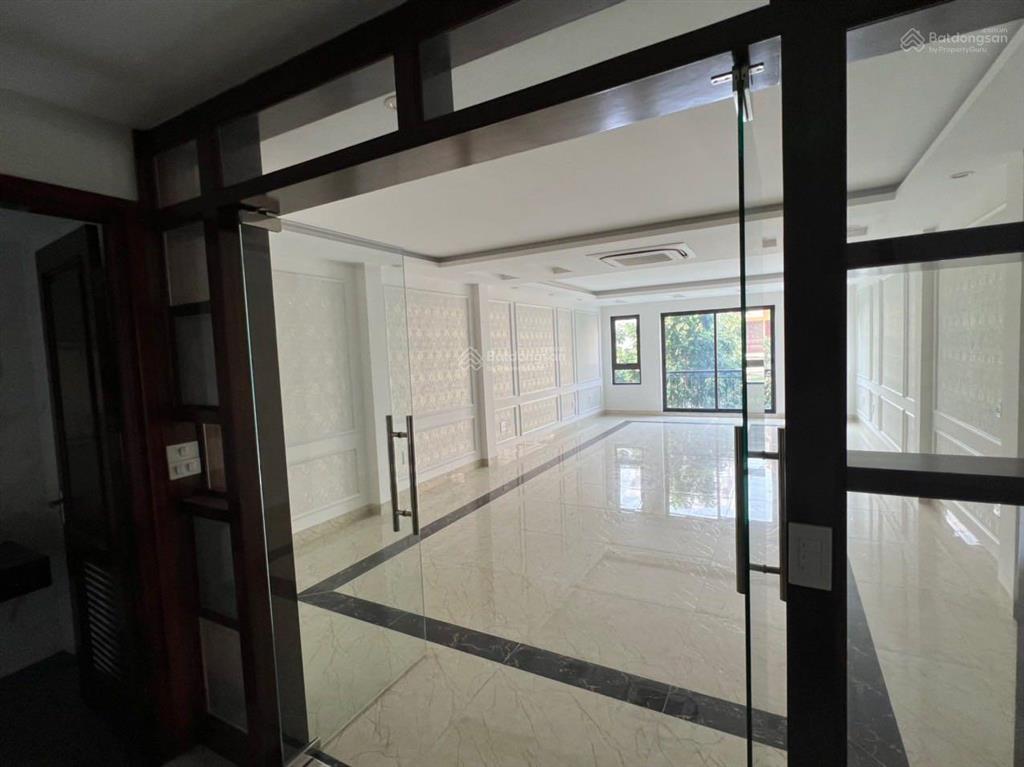 Cho thuê nhà mới tinh dt 80m2 x 7 tầng thang máy, thông sàn phố hoàng quốc việt  cầu giấy