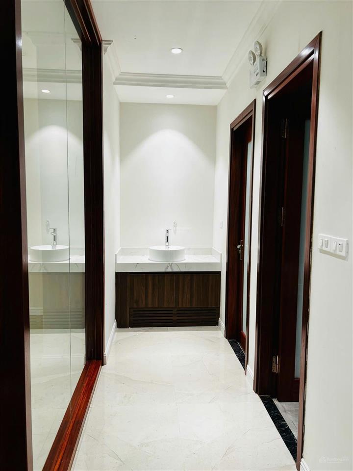 Cần cho thuê gấp nhà phố trường chinh  nguyễn trãi dt 130m2 x9t 1 hầm mt 6m thông sàn full đh