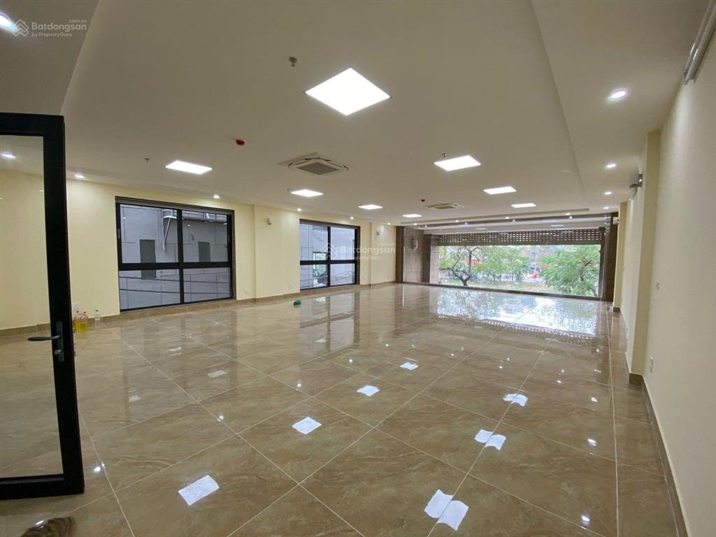 Cho thuê nhà  shophouse mặt phố nguyễn văn huyên  180m2 xây 5 tầng thông sàn có thang máy lô góc