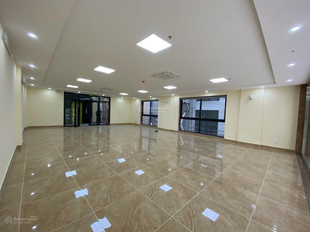 Cho thuê nhà  shophouse mặt phố nguyễn văn huyên  180m2 xây 5 tầng thông sàn có thang máy lô góc