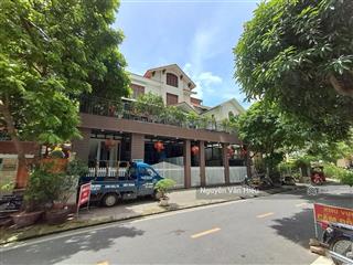Bán biệt thự đơn lập dịch vọng, diện tích 310m2 mặt tiền 16m, 3 mặt thoáng, an sinh tốt