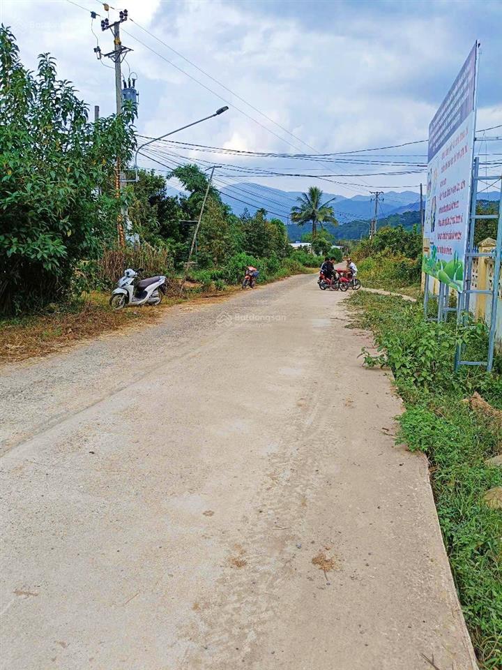 Mặt suối (sẵn thổ cư), bám bê tông ô tô, sơn bình. sát trường học. giá 1 tỷ 250 triệu