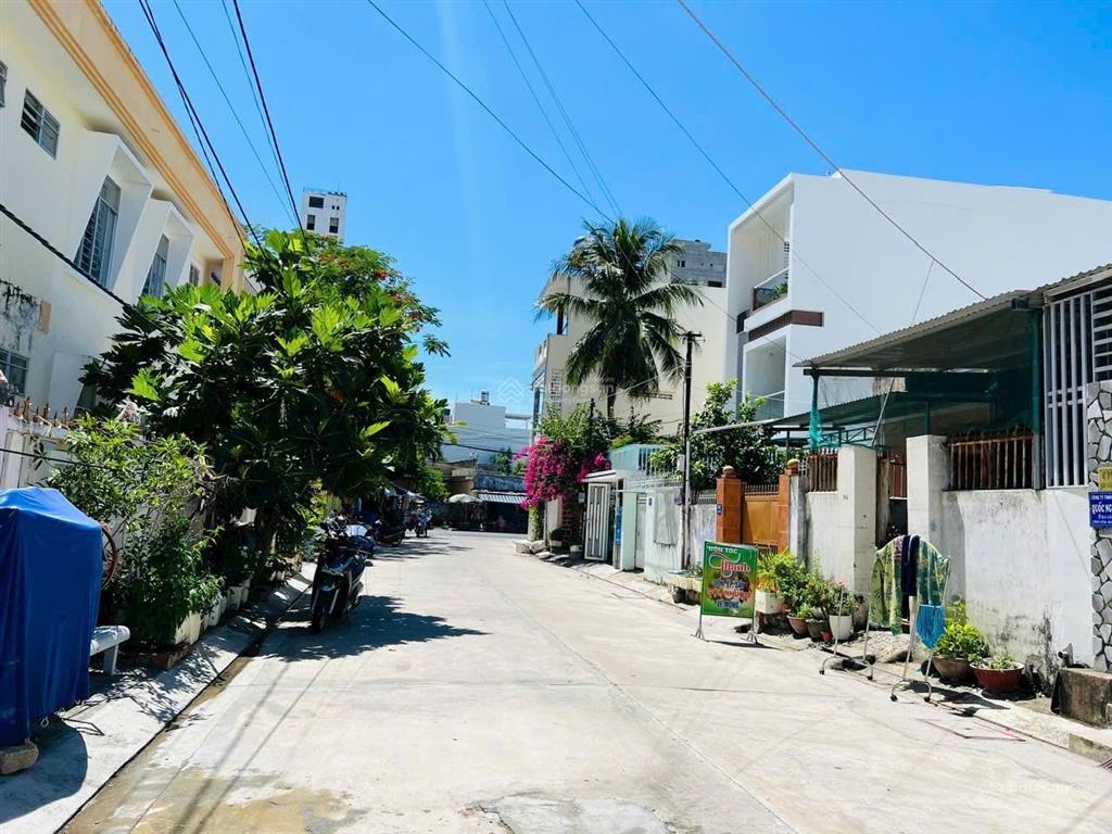 [ góc 2 mặt tiền chợ ba làng  sát mầm non sao biển ] * cách biển  200m * giá 5,5 tỷ