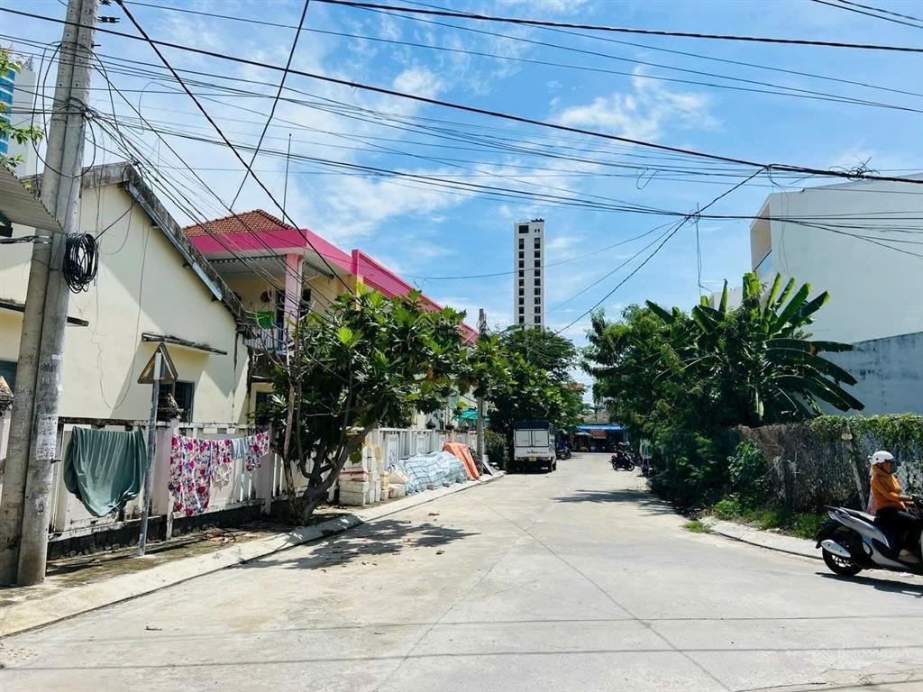 [ góc 2 mặt tiền chợ ba làng  sát mầm non sao biển ] * cách biển  200m * giá 5,5 tỷ