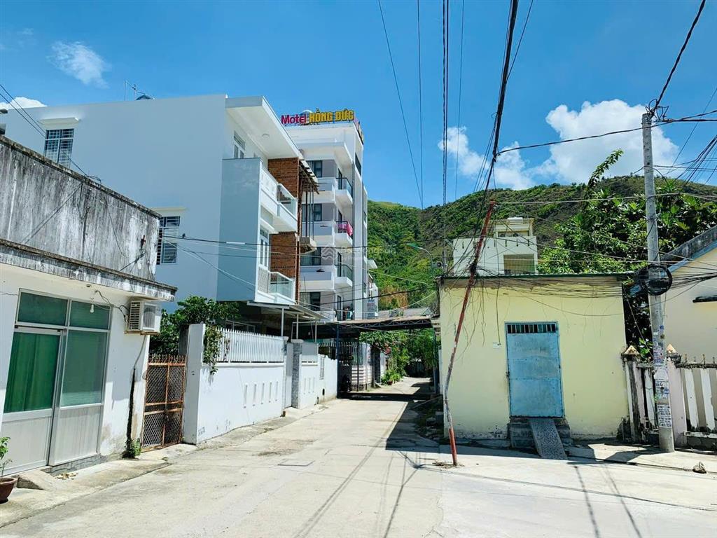 [ góc 2 mặt tiền chợ ba làng  sát mầm non sao biển ] * cách biển  200m * giá 5,5 tỷ