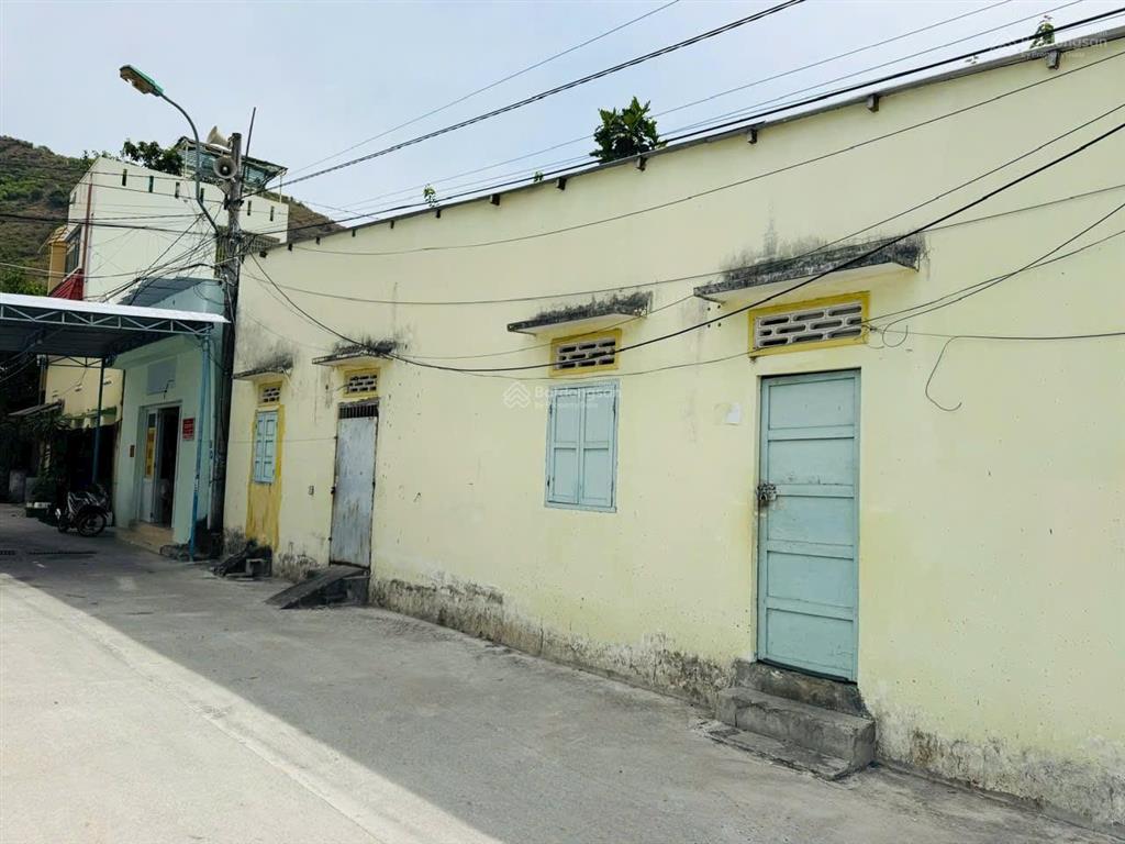 [ góc 2 mặt tiền chợ ba làng  sát mầm non sao biển ] * cách biển  200m * giá 5,5 tỷ