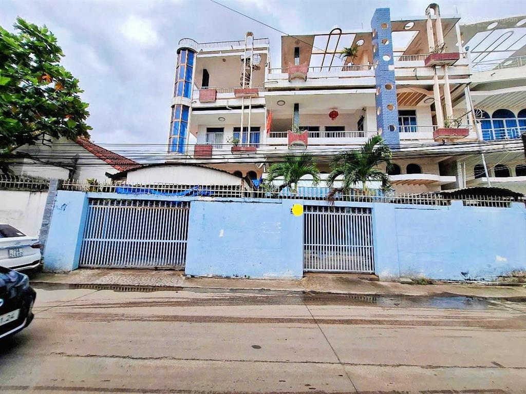 Nhà 3 tầng mặt tiền mặt tiền ngô đến, ngang 10m * cách 2/4 150m  giá 70tr/m2