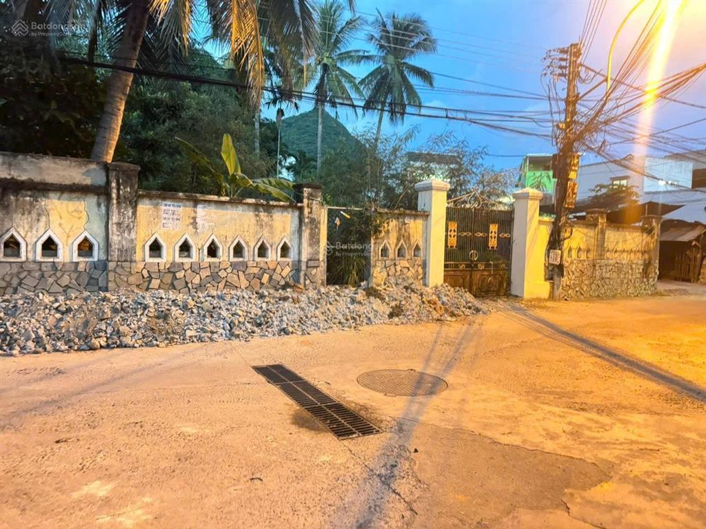 Mặt tiền hoà trung, khá gần nguyễn chích, cách biển hòn chồng 1,6km, giá 3,5 tỷ