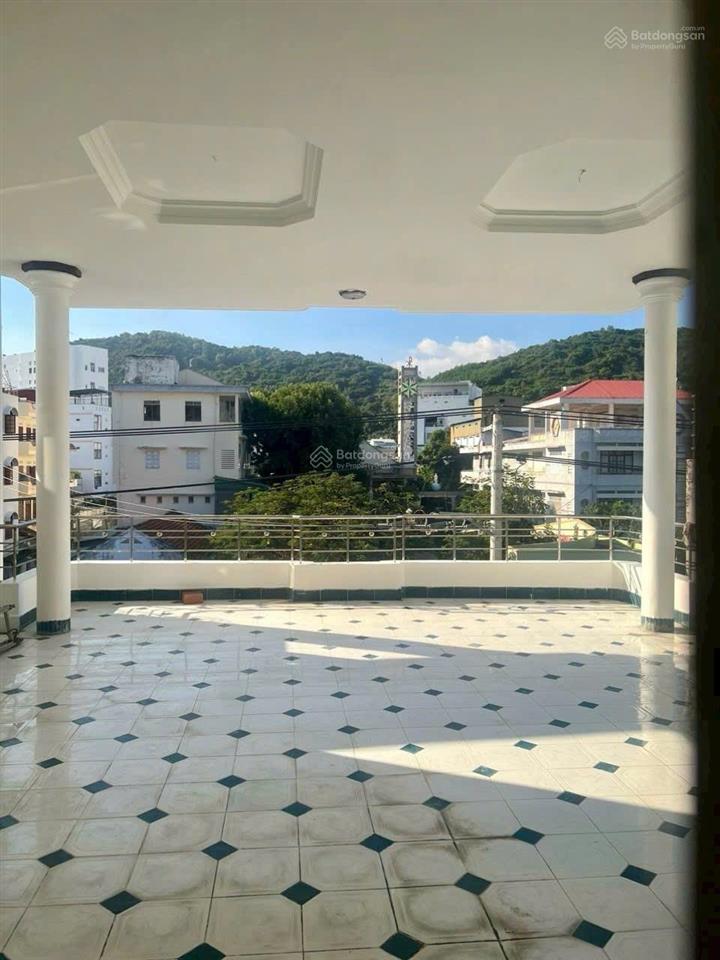 Nhà 3 tầng mặt tiền đường 2/4, gần đại học nha trang, sẵn dòng tiền cho thuê, giá 17 tỷ