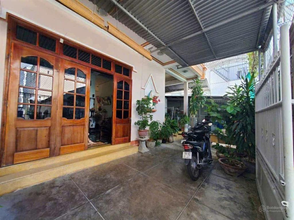 Nhà 1,5 tầng, hẻm hòn chồng  ra biển hòn chồng 250. cách đường ô tô 30m, giá 14,5 tỷ