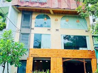 Mặt tiền âu cơ, ngang hơn 9m, tân tiến, nha trang