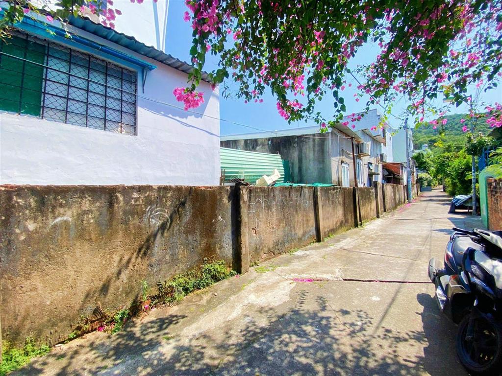 Nhà 2 tầng mới, 2 mặt tiền, ô tô đặng lộ cách biển hòn chồng 1km giá 4,5 tỷ