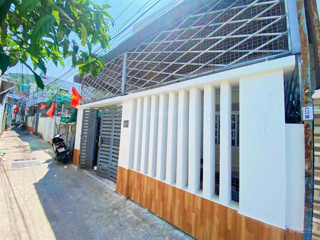 Nhà 2 tầng mới, 2 mặt tiền, ô tô đặng lộ cách biển hòn chồng 1km giá 4,5 tỷ