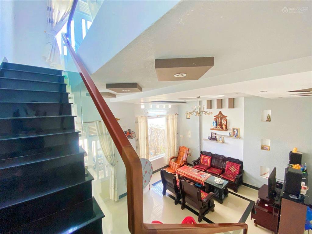 Nhà 2 tầng mới, 2 mặt tiền, ô tô đặng lộ cách biển hòn chồng 1km giá 4,5 tỷ
