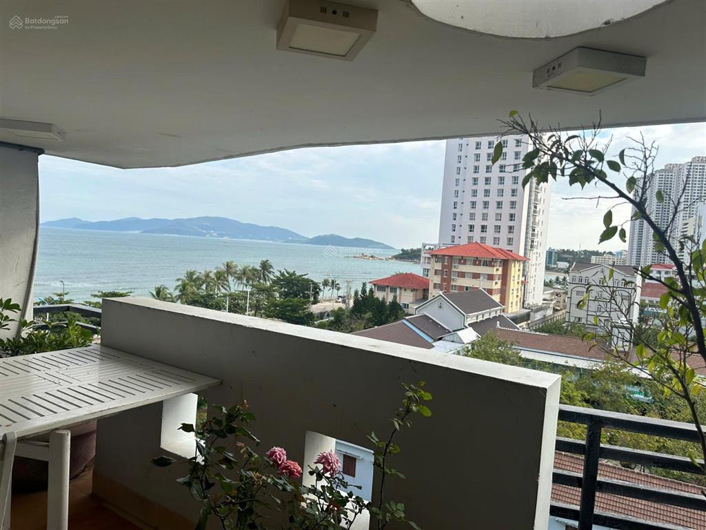 Khách sạn 20 phòng gần biển hòn chồng  đầy đủ pccc  cách biển 60m