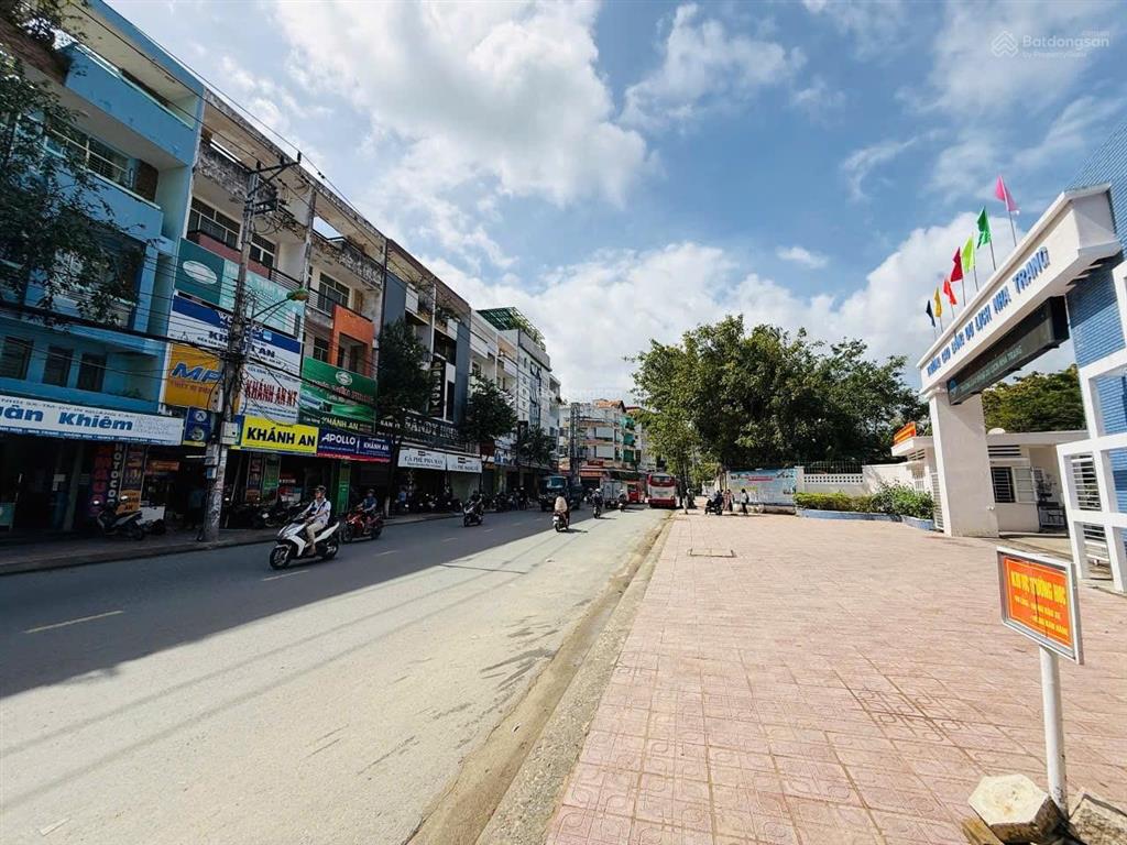 Nhà 4 tầng mặt tiền điện biên phủ, cách biển hòn chồng 1,2km. giá 13,3 tỷ