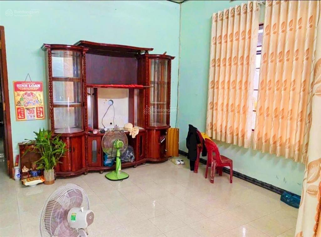 Hẻm ô tô (nằm giữa nguyễn biểu + mai xuân thưởng) cách biển hòn chồng 650m