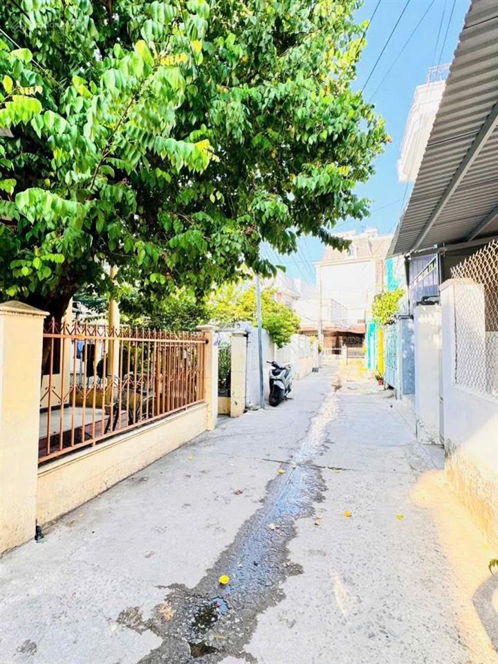 Hẻm ô tô (nằm giữa nguyễn biểu + mai xuân thưởng) cách biển hòn chồng 650m