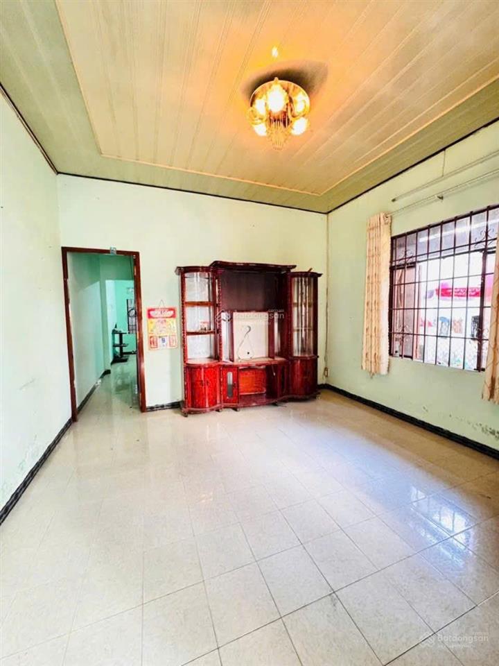 Hẻm ô tô (nằm giữa nguyễn biểu + mai xuân thưởng) cách biển hòn chồng 650m