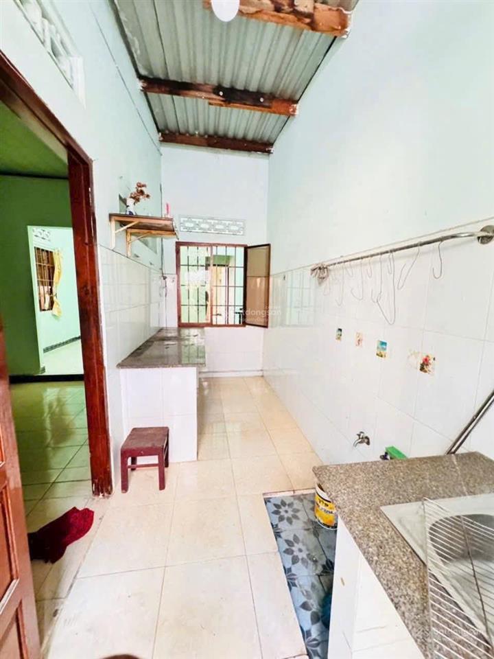 Hẻm ô tô (nằm giữa nguyễn biểu + mai xuân thưởng) cách biển hòn chồng 650m