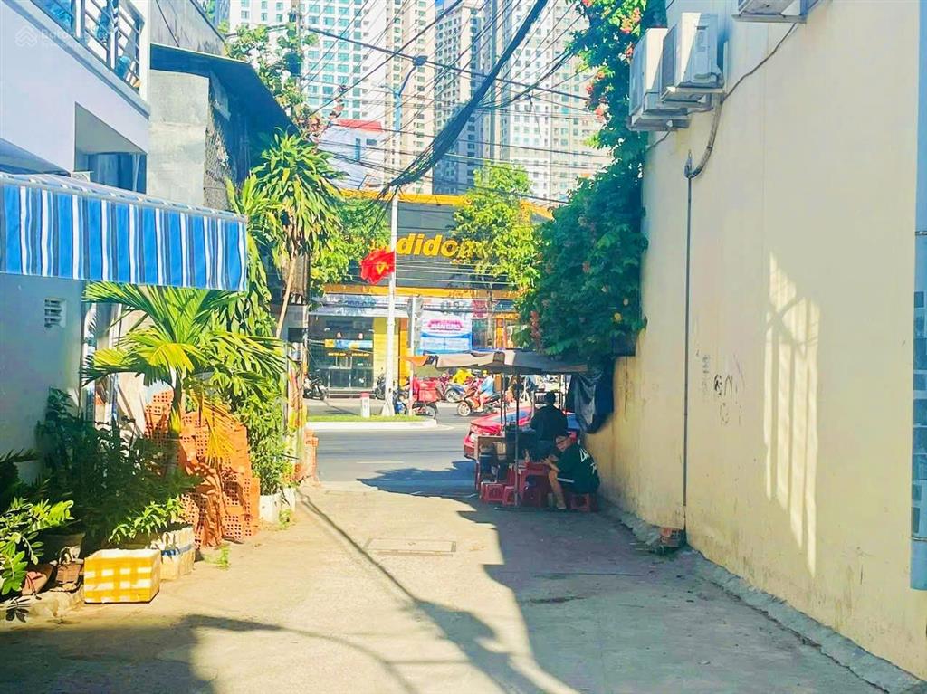 Đường ô tô gần ngã tư đường hòn chồng ( sau lưng vietcombank ), bên kia đường 2/4. giá 4,020 tỷ