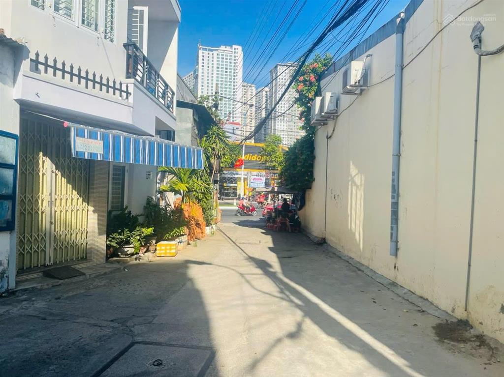 Đường ô tô gần ngã tư đường hòn chồng ( sau lưng vietcombank ), bên kia đường 2/4. giá 4,020 tỷ