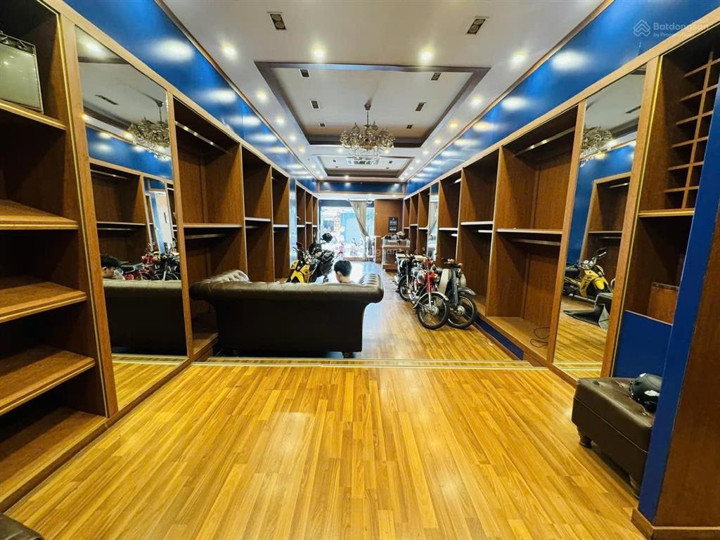 Nhà 4 tầng thống nhất, vị trí sầm uất kinh doanh tốt. giá 18,6 tỷ