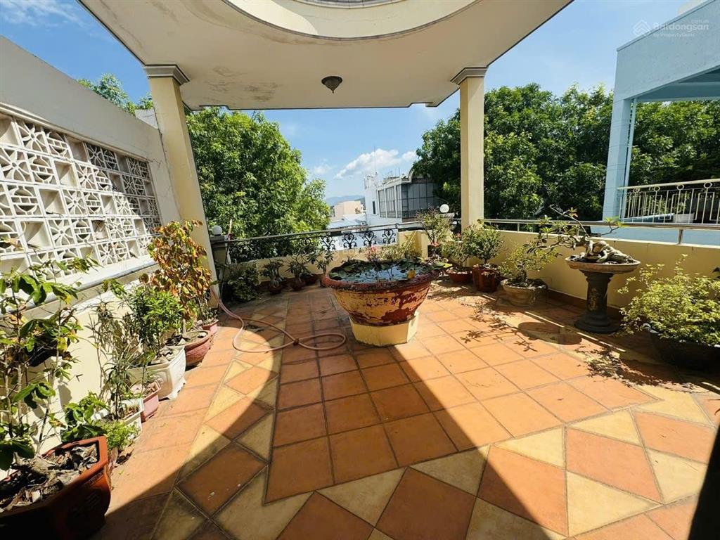 Nhà 4 tầng thống nhất, vị trí sầm uất kinh doanh tốt. giá 18,6 tỷ