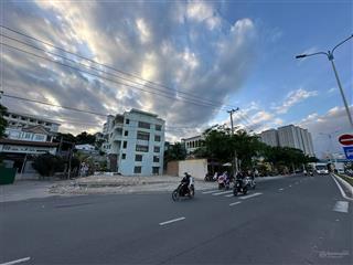 Góc 2 mặt phạm văn đồng, sát quán cf tooru, đi ra biển hòn chồng 80m. giá 299tr/m²