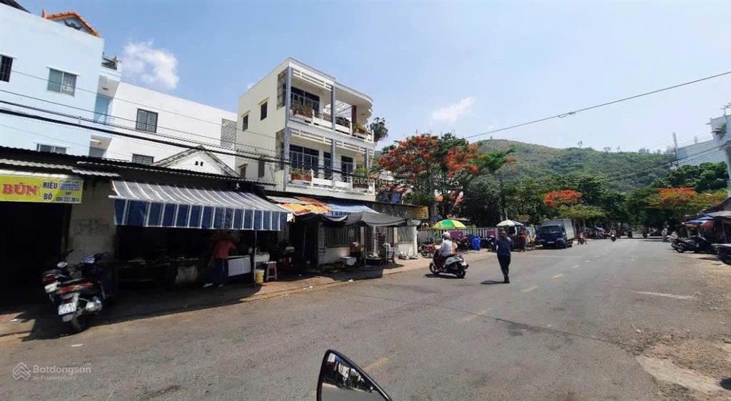 Mặt tiền dương hiến quyền  đối diện mầm non sao biển ba làng } đi ra biển  200m. giá 11,5 tỷ