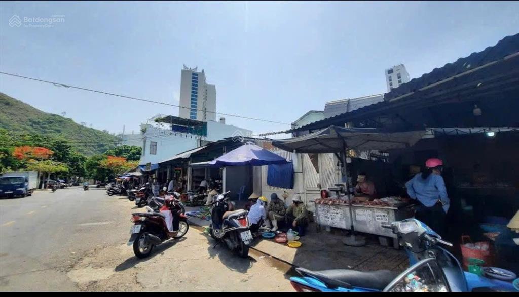 Mặt tiền dương hiến quyền  đối diện mầm non sao biển ba làng } đi ra biển  200m. giá 11,5 tỷ